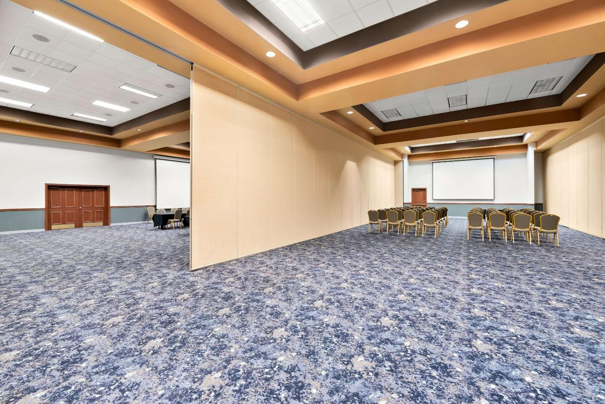 Clarion & And Convention Center Hotel Kearney