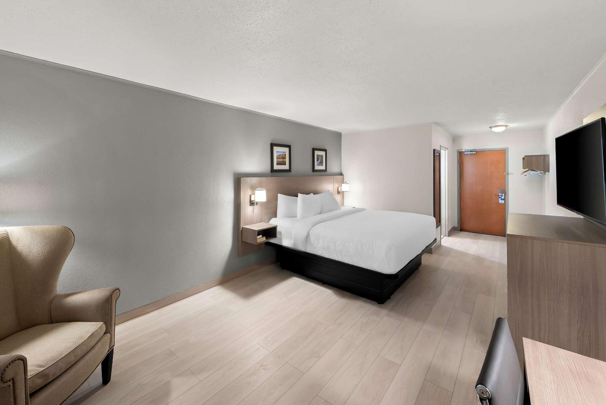 Clarion & And Convention Center Hotel *