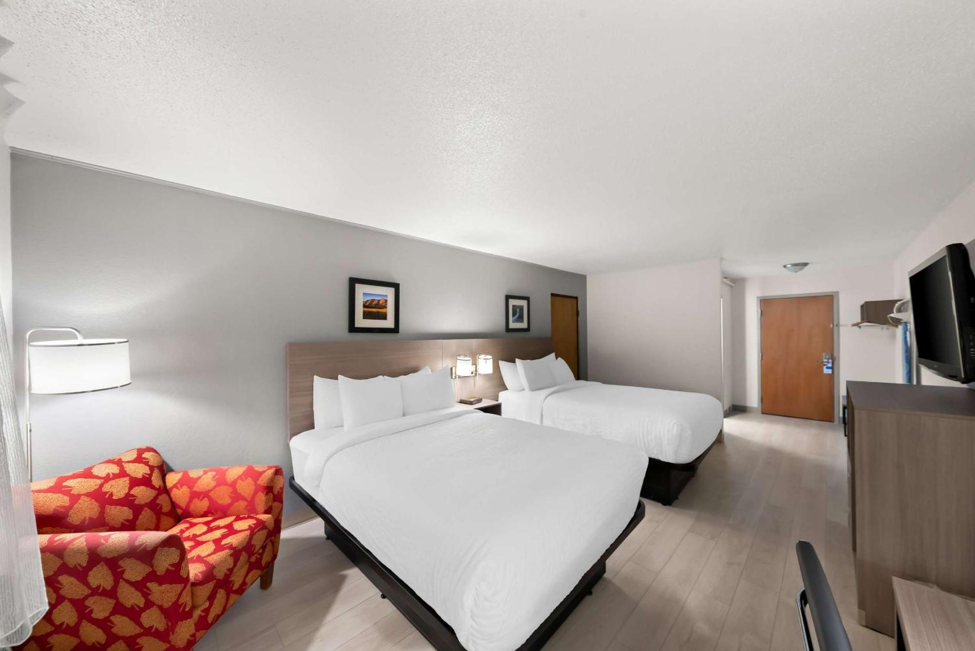 Clarion & And Convention Center Hotel *